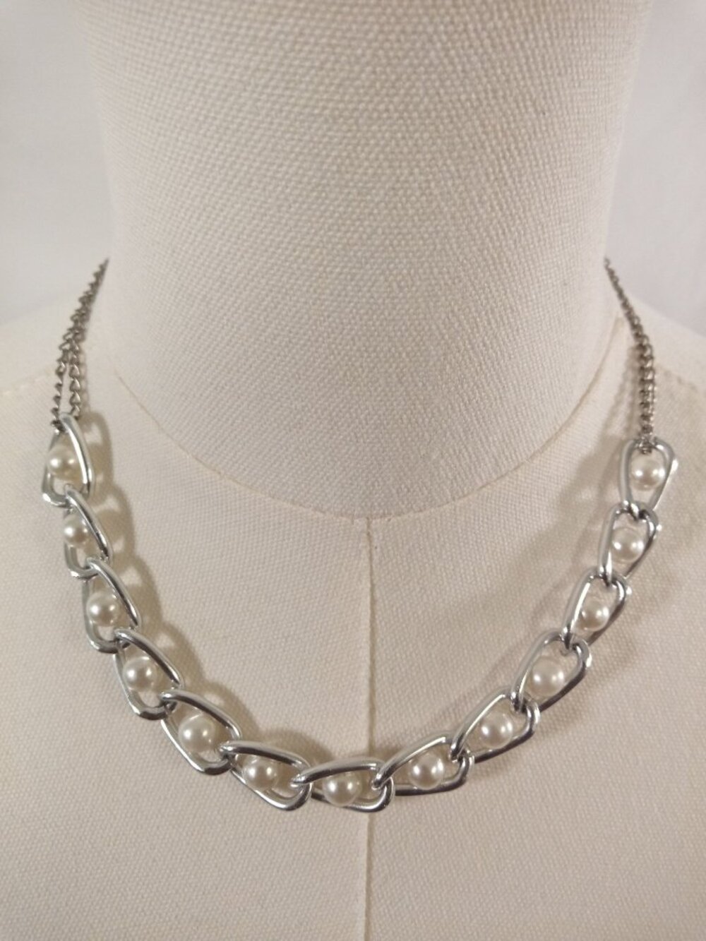 Beautiful Silver Twist Chain Link Necklace with Large Pearl Detail 18"